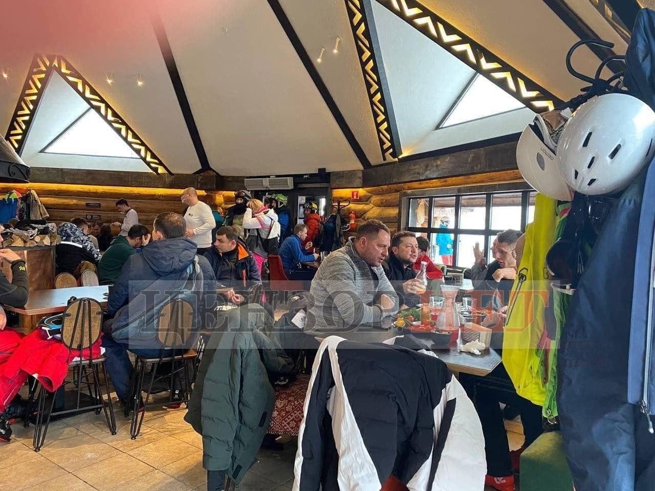 Зеленського помітили у Буковелі за обідом із Єрмаком - 24 Канал Зеленського помітили у Буковелі за обідом із Єрмаком - 24 Канал