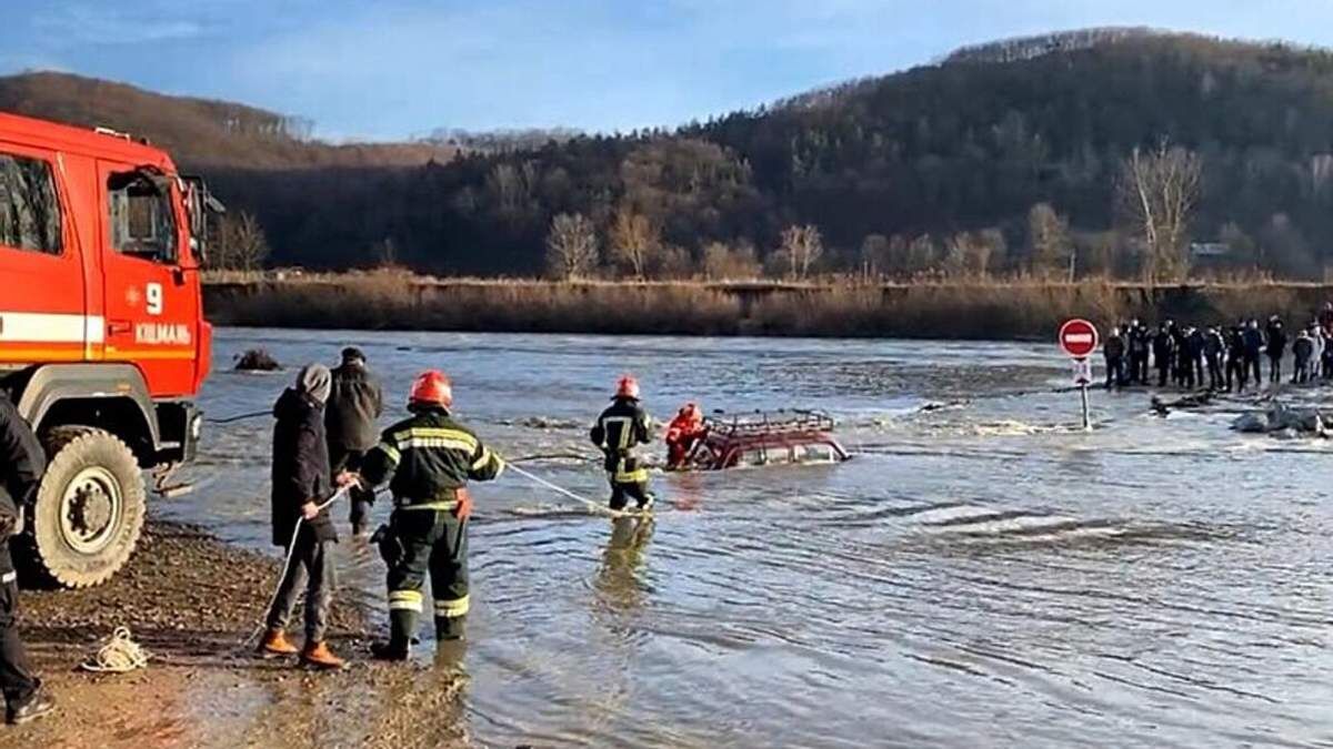 Скандальна переправа на Буковині: на "слугу" поскаржились в Офіс Президента - Новини Чернівців - 24 Канал Скандальна переправа на Буковині: на "слугу" поскаржились в Офіс Президента - Новини Чернівців - 24 Канал