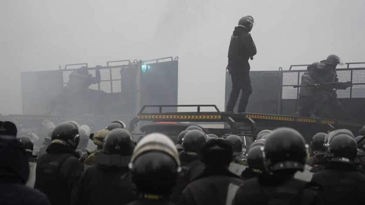 МВД Казахстана пригрозило уничтожением вооруженным протестующим