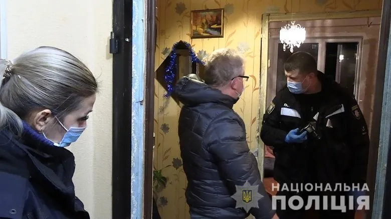 У Києві п'яний чоловік вбив власну матір: фото та відео з місця події