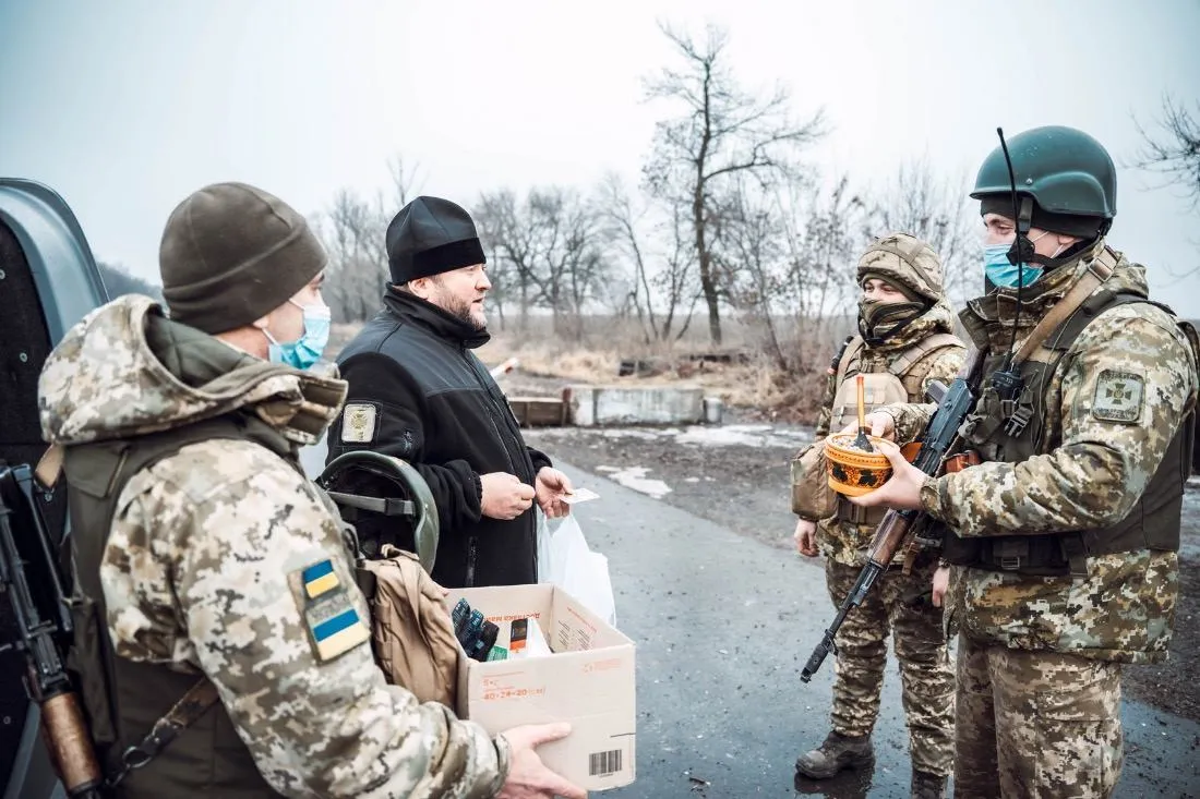 ​До прикордонників прибув отець