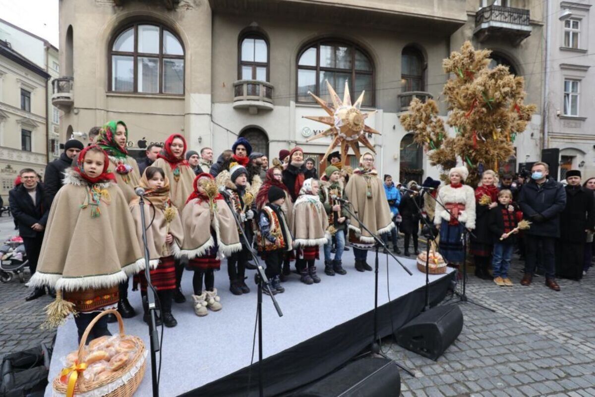 С колядками, звездой и пампухами: как во Львове празднуют Рождество – атмосферное видео