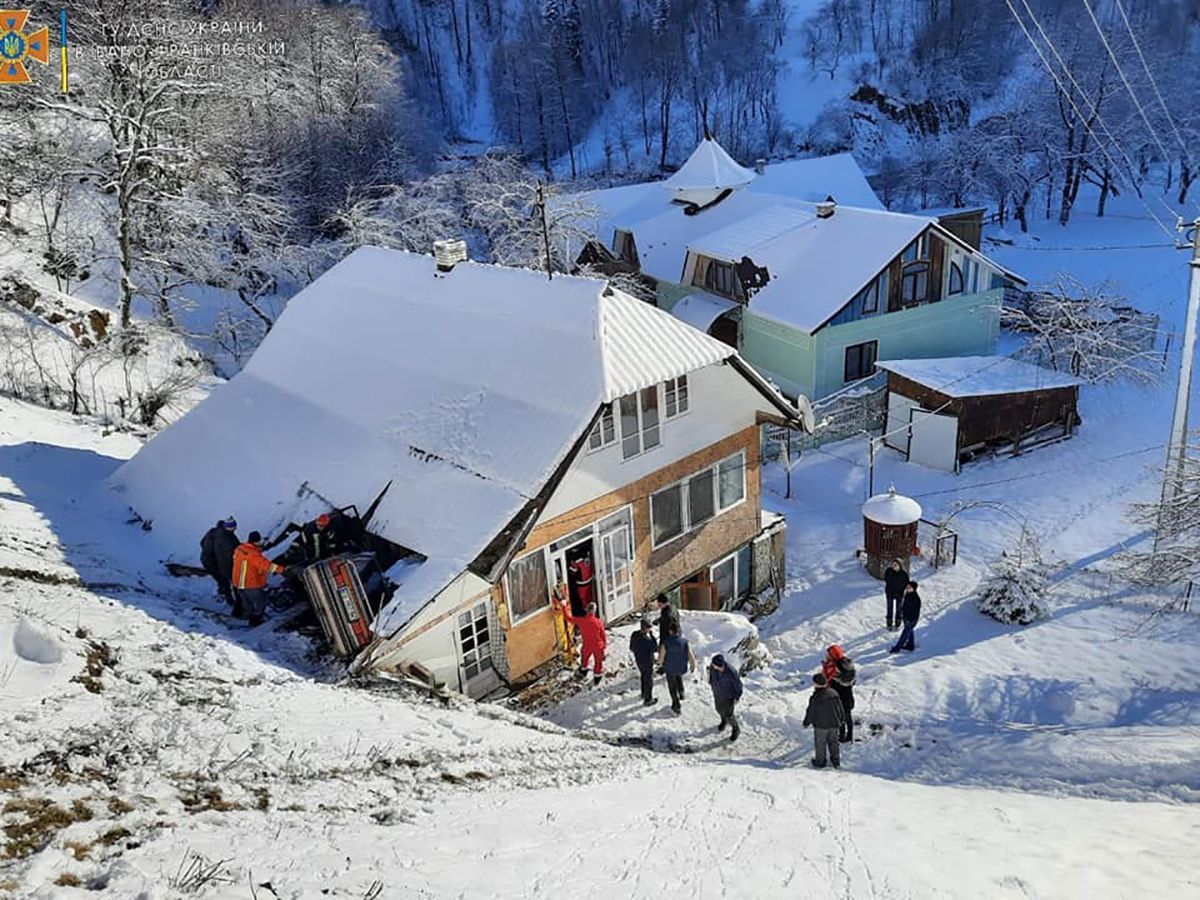 На Прикарпатті авто впало у прірву і в'їхало у будинок - Новини Івано-Франківська - 24 Канал На Прикарпатті авто впало у прірву і в'їхало у будинок - Новини Івано-Франківська - 24 Канал