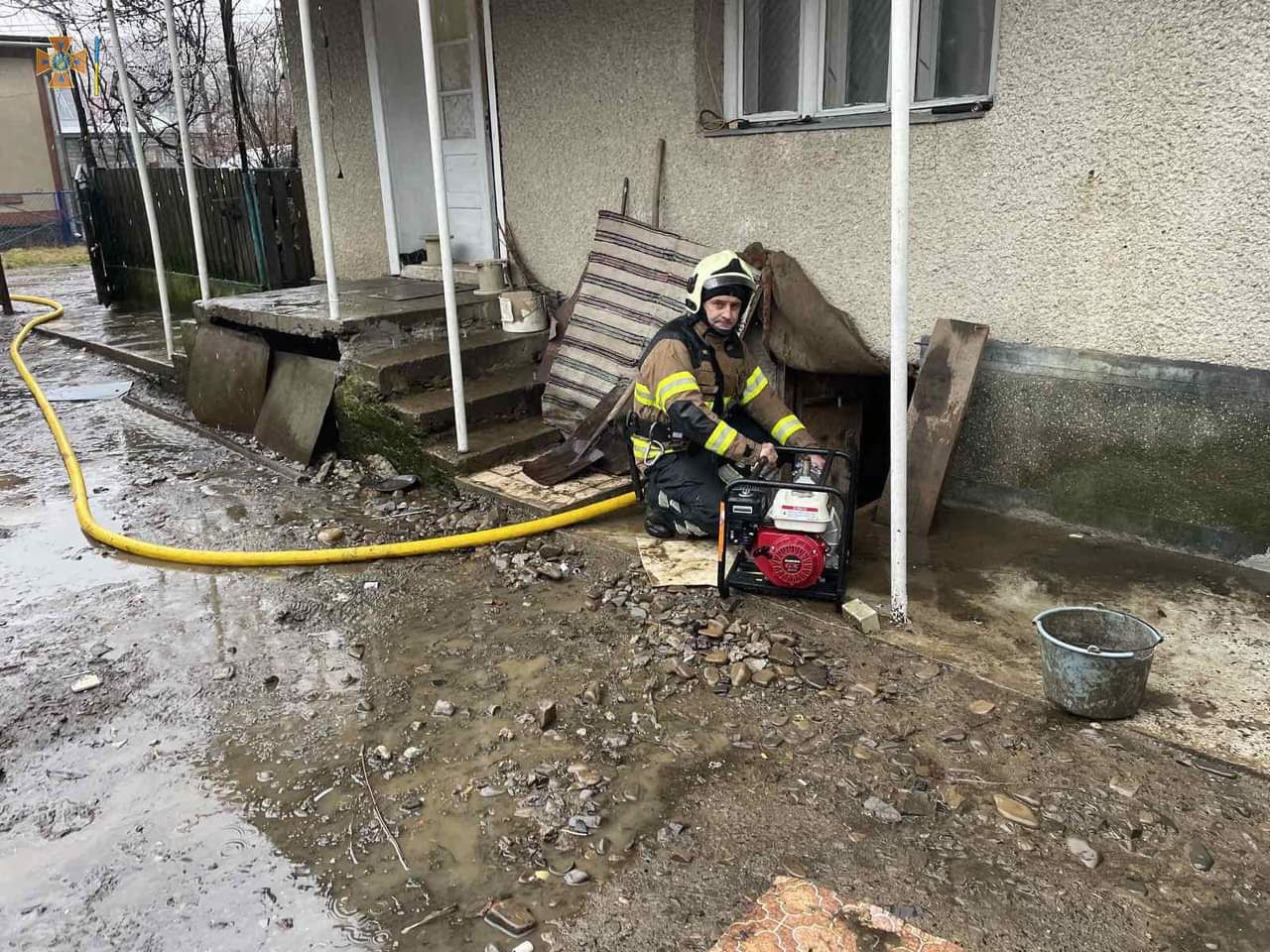 Спасатели уже 2 дня ликвидируют последствия непогоды на Закарпатье Спасатели уже 2 дня ликвидируют последствия непогоды на Закарпатье