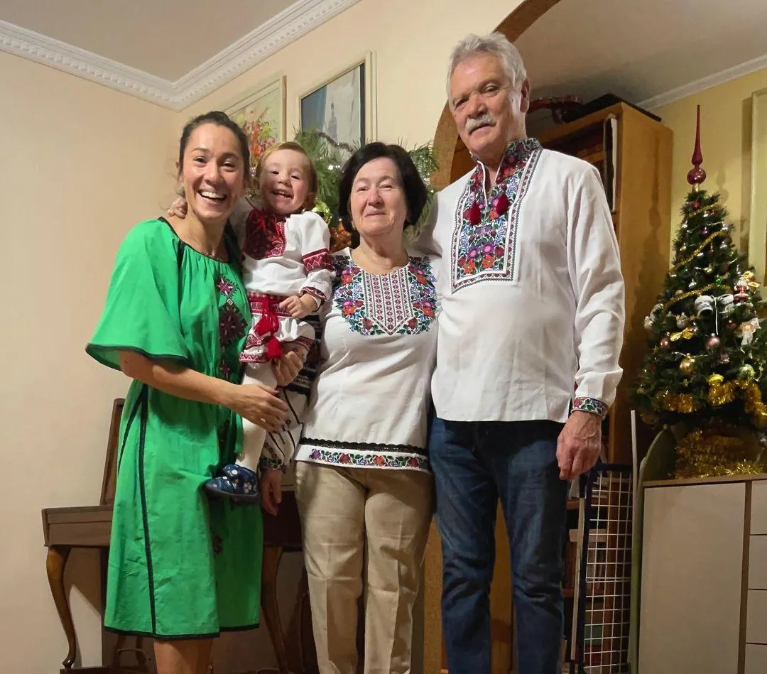 Наталка Карпа з донькою і батьками на Різдво