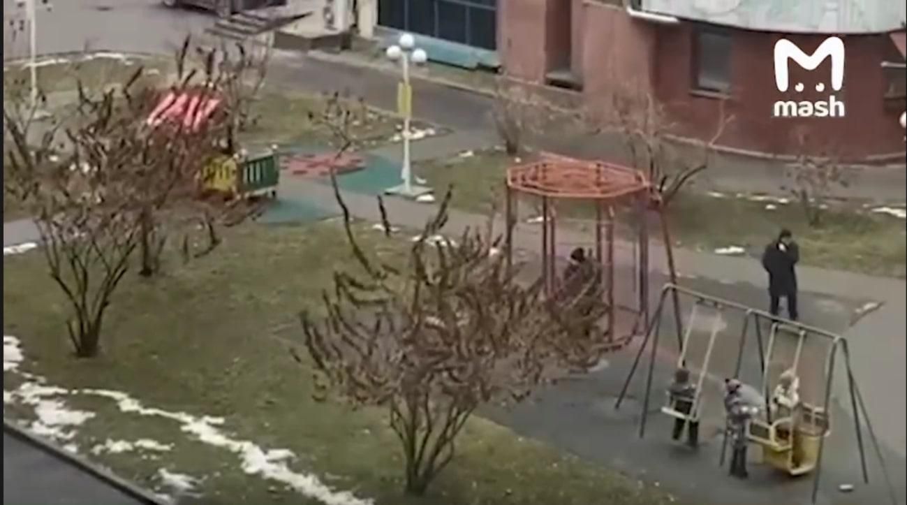 Под выстрелы и взрывы гранат: сеть поразило видео, как дети в Алматы катаются на качелях Под выстрелы и взрывы гранат: сеть поразило видео, как дети в Алматы катаются на качелях