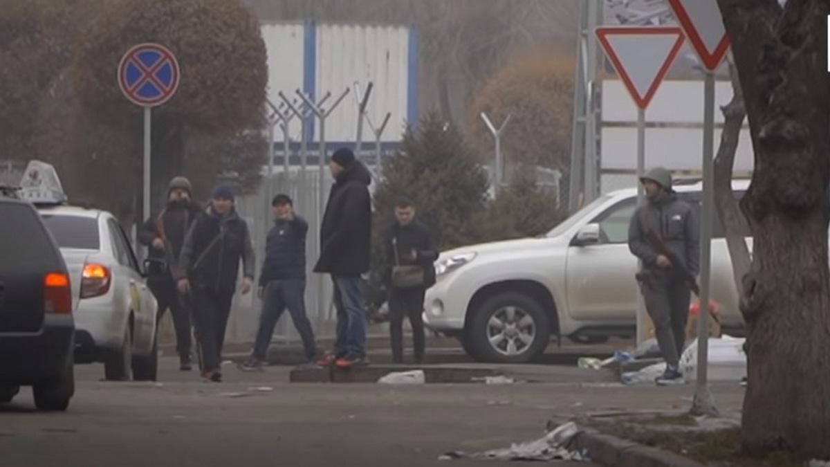 Сожженные дома, разбитые банкоматы, магазины и кафе: жуткое видео из Алматы