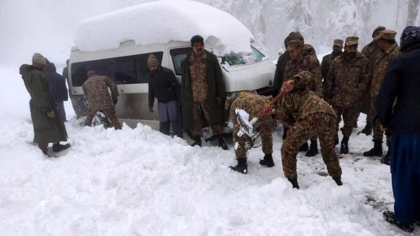Десятки людей замерзли насмерть в машинах во время снегопада в Пакистане