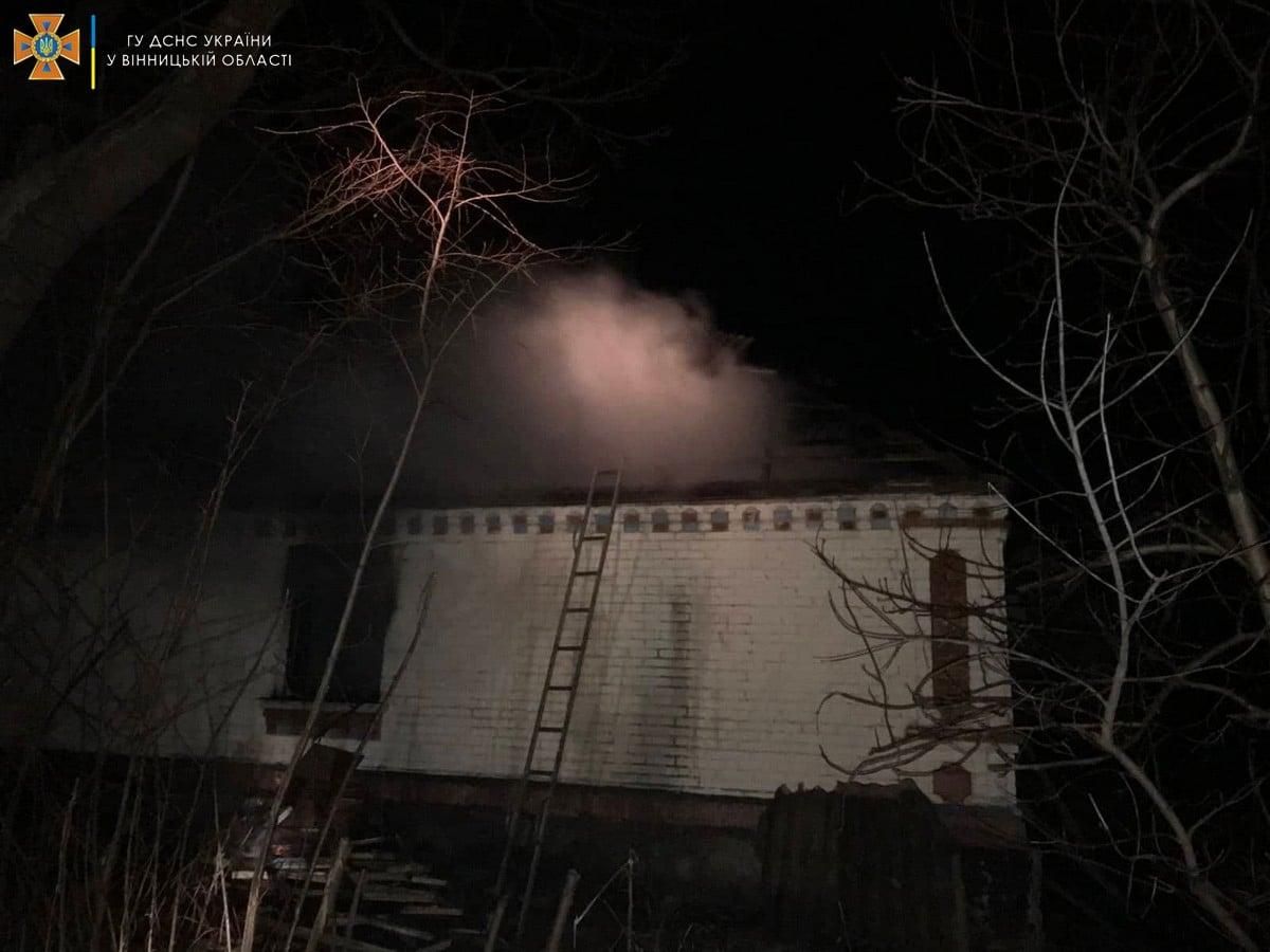 В Винницкой области жилой дом охватил пожар : трагически погиб 7-летний мальчик