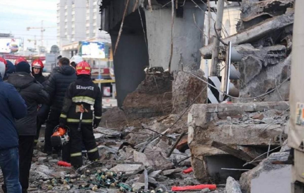 У центрі Мінська впав пішохідний міст: відео моменту обвалу - 24 Канал У центрі Мінська впав пішохідний міст: відео моменту обвалу - 24 Канал