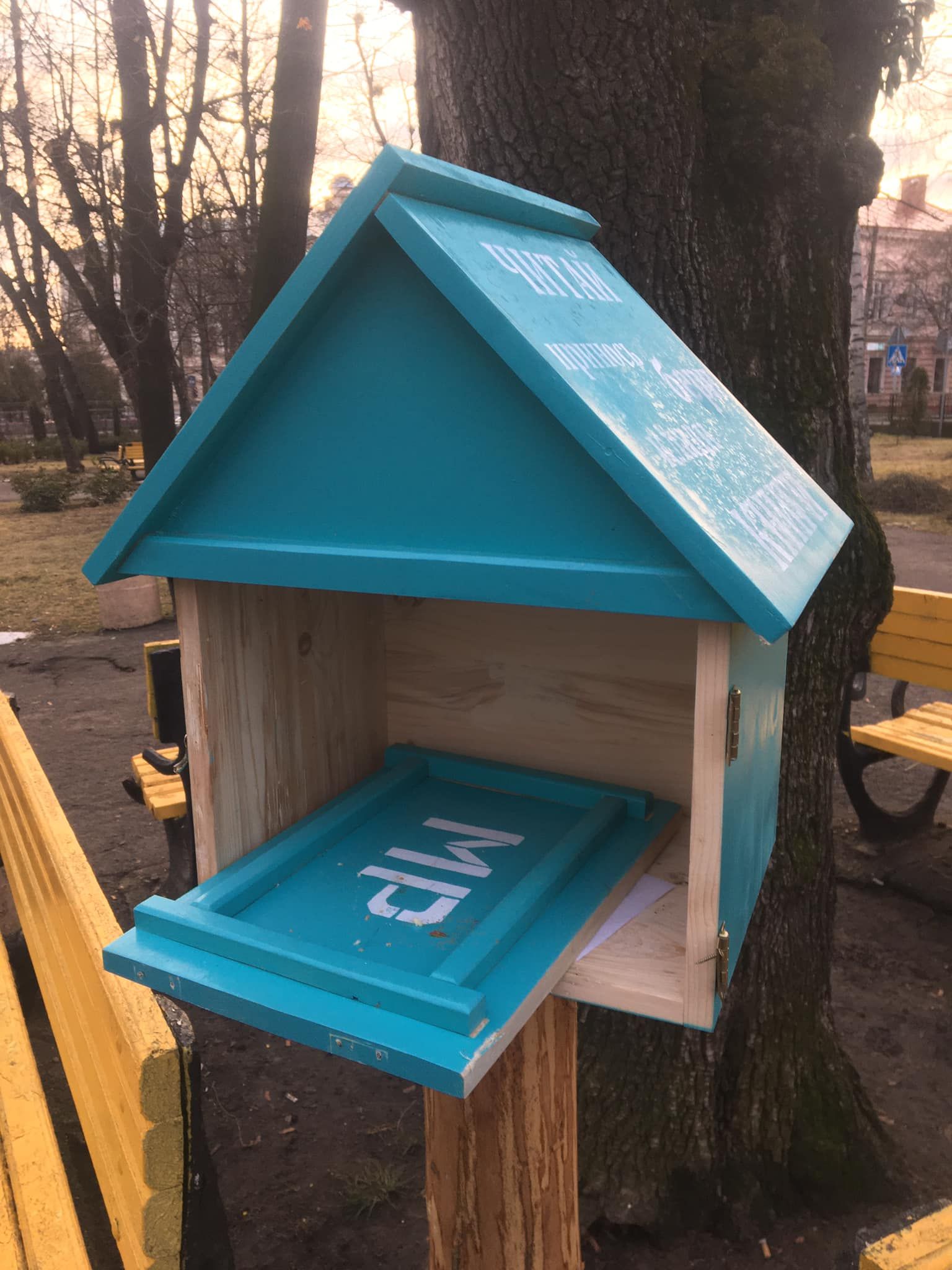 "Не для наших людей": в Черновцах вандалы разгромили книжные домики