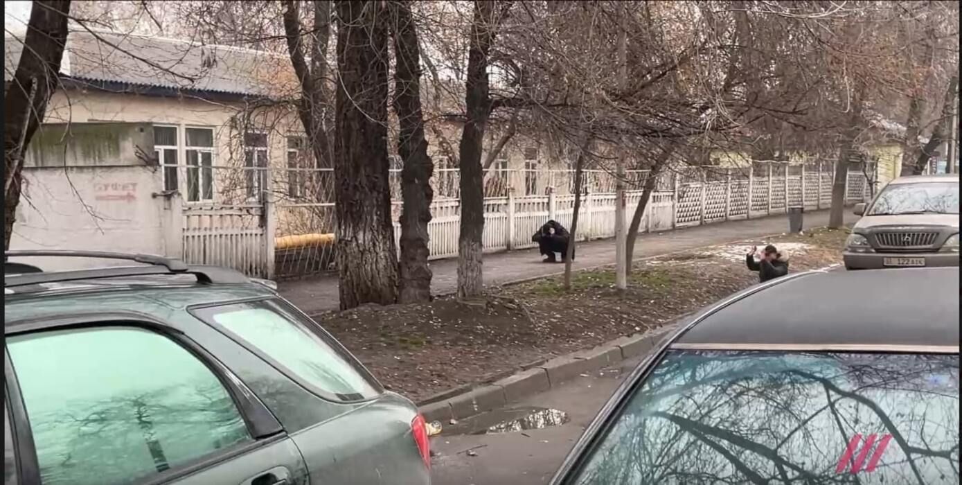 В Алмати морги охороняють "зелені чоловічки": по журналісту відкрили вогонь - 24 Канал В Алмати морги охороняють "зелені чоловічки": по журналісту відкрили вогонь - 24 Канал