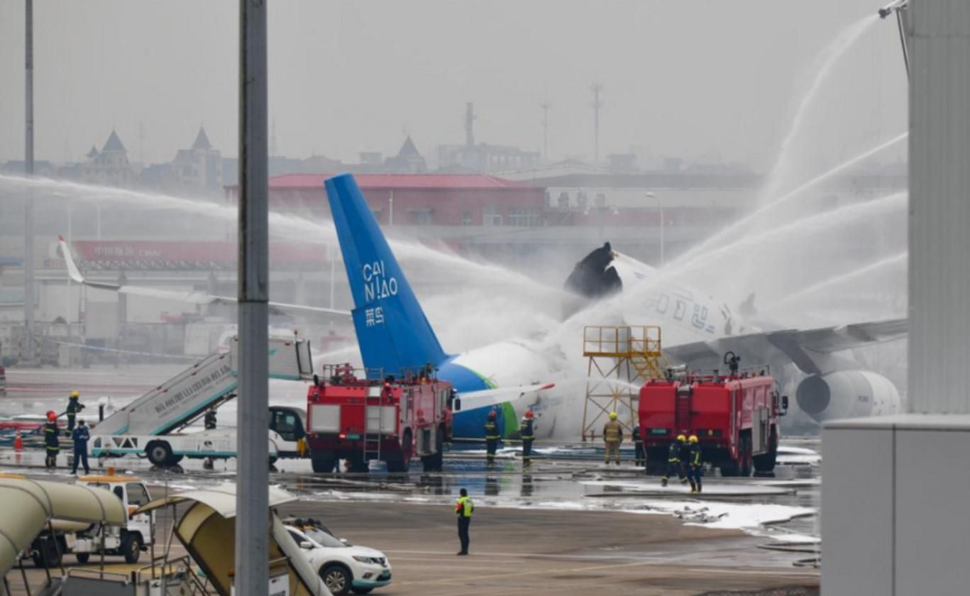 Распался на части: российский самолет загорелся в аэропорту Китая Распался на части: российский самолет загорелся в аэропорту Китая