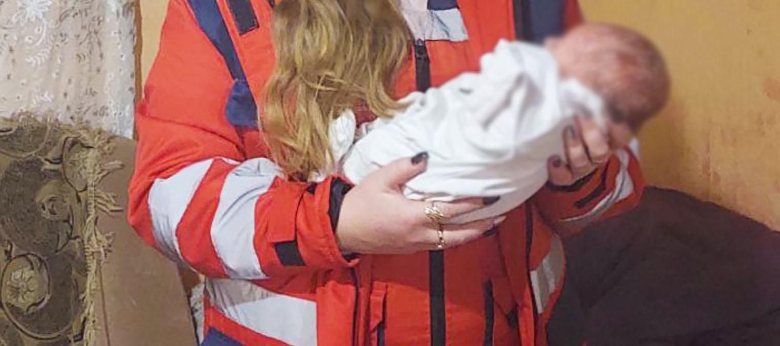 "Знайшла" немовля на смітнику: закарпатка хотіла приховати пологи неповнолітньої доньки - Україна новини - 24 Канал