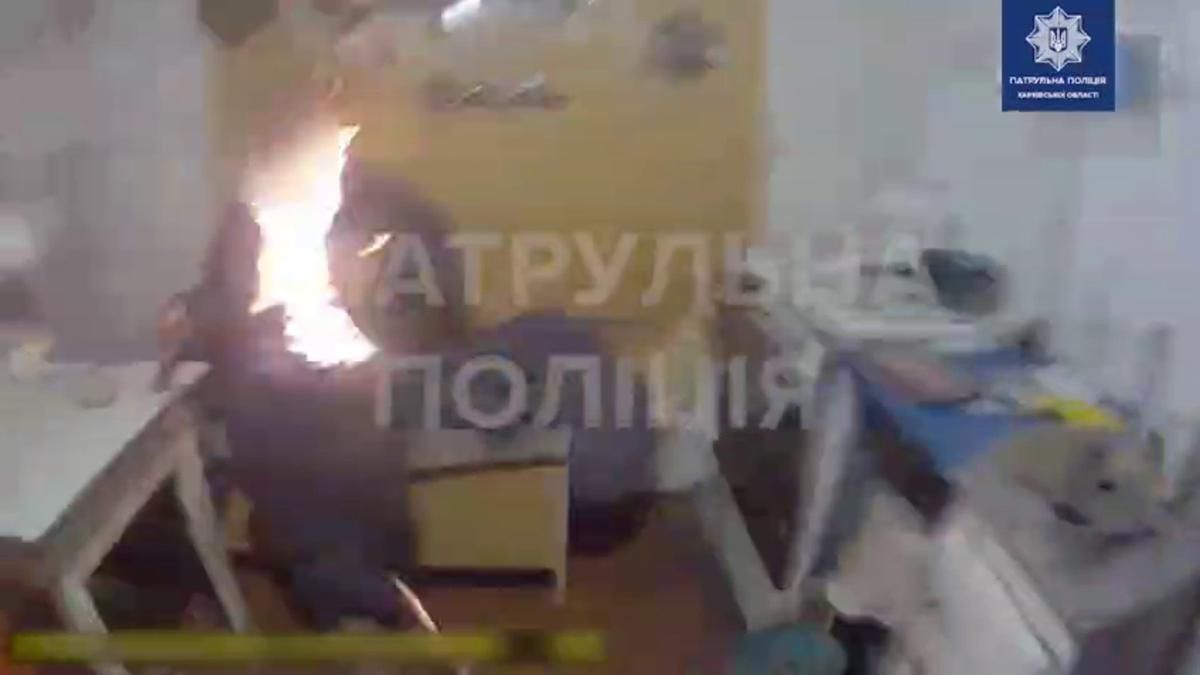 У Харкові чоловік підпалив себе перед патрульними: відео інциденту - Новини Харкова сьогодні - Харків