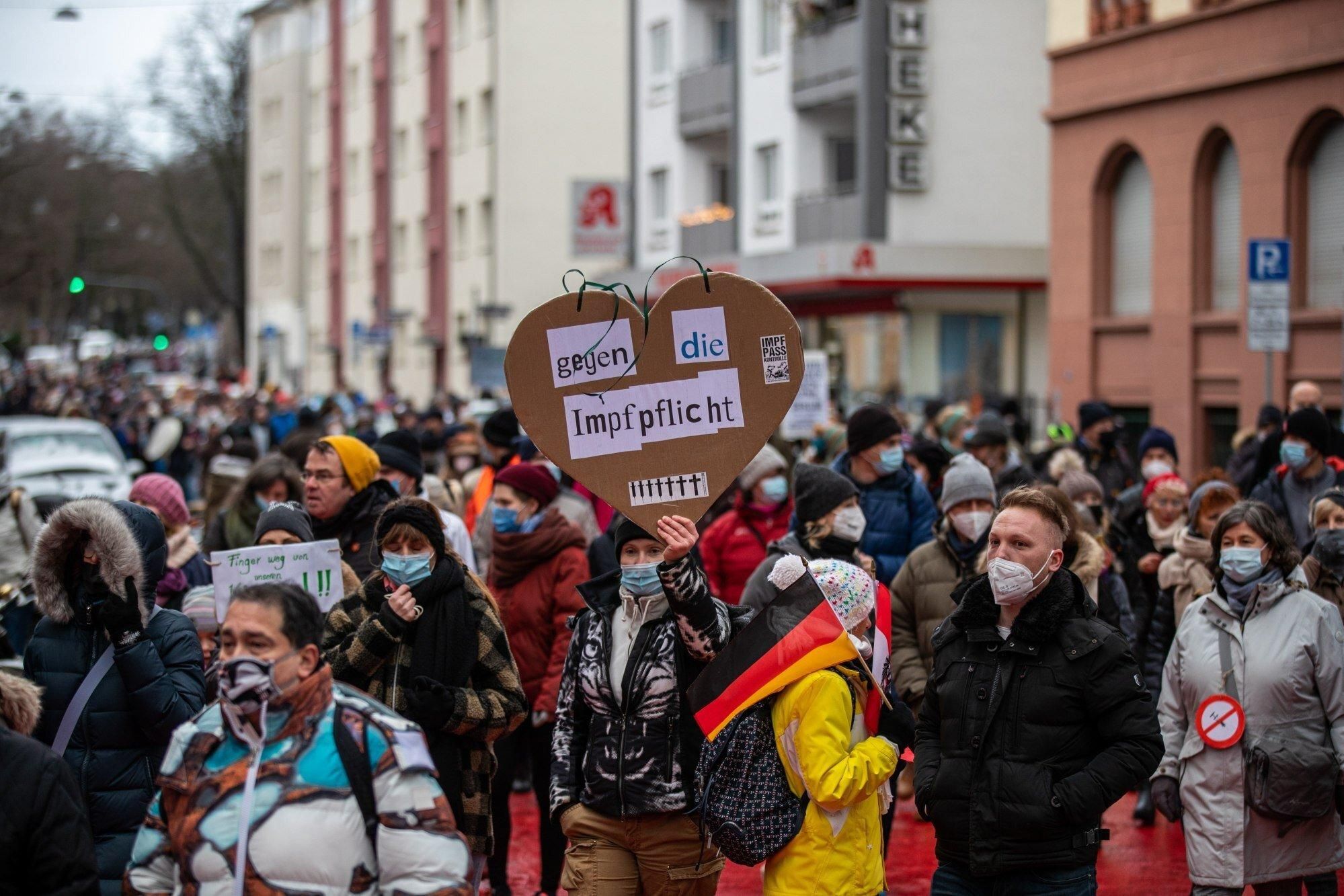 У Німеччині десятки тисяч людей вийшли на антикарантинні акції протестів - 24 Канал
