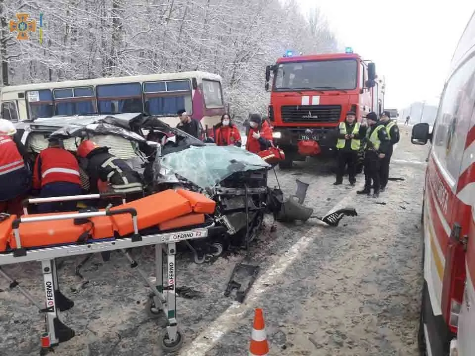 НА Львівщині легковик зіткнувся з автобусом 