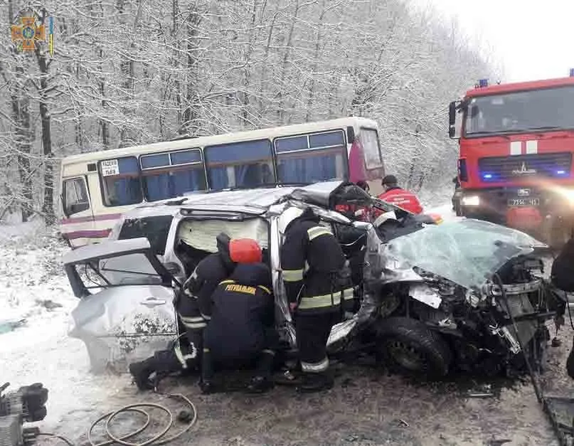 НА Львівщині легковик зіткнувся з автобусом 