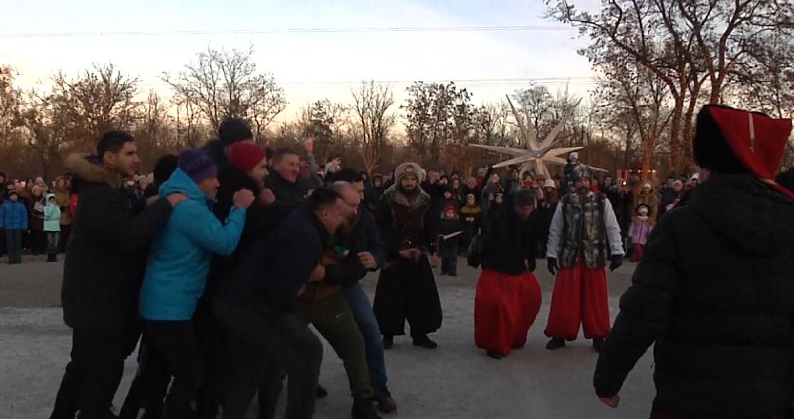 Бойова забава козаків: на острові Хортиця відсвяткували Різдво - Новини Запоріжжя - 24 Канал Бойова забава козаків: на острові Хортиця відсвяткували Різдво - Новини Запоріжжя - 24 Канал