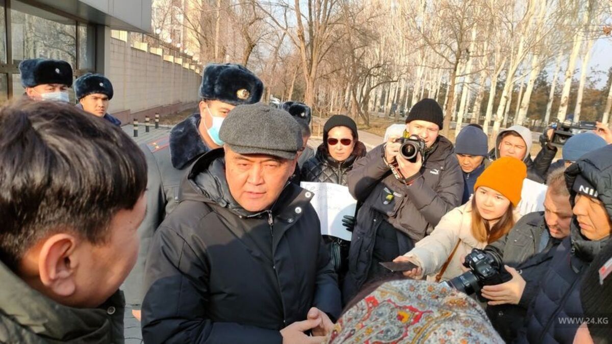 У Киргизстані протестують біля посольства Казахстану: люди обурені затриманням музиканта - 24 Канал