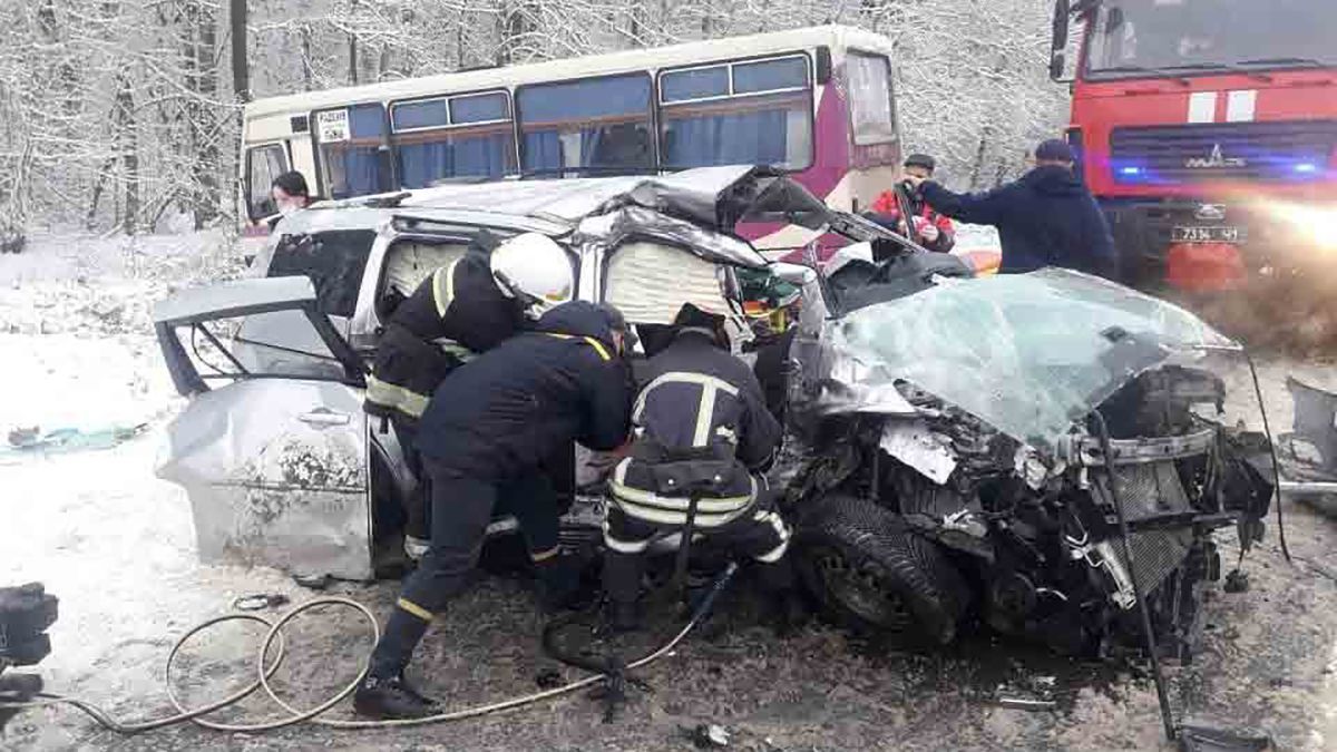 Произошло ужасное ДТП автобуса и легковушки возле Львова: среди пострадавших есть ребенок Произошло ужасное ДТП автобуса и легковушки возле Львова: среди пострадавших есть ребенок
