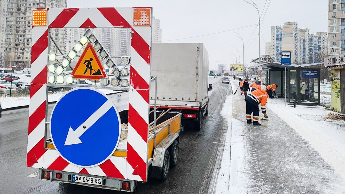 В Киеве из-за непогоды начался транспортный коллапс: где труднее всего проехать В Киеве из-за непогоды начался транспортный коллапс: где труднее всего проехать