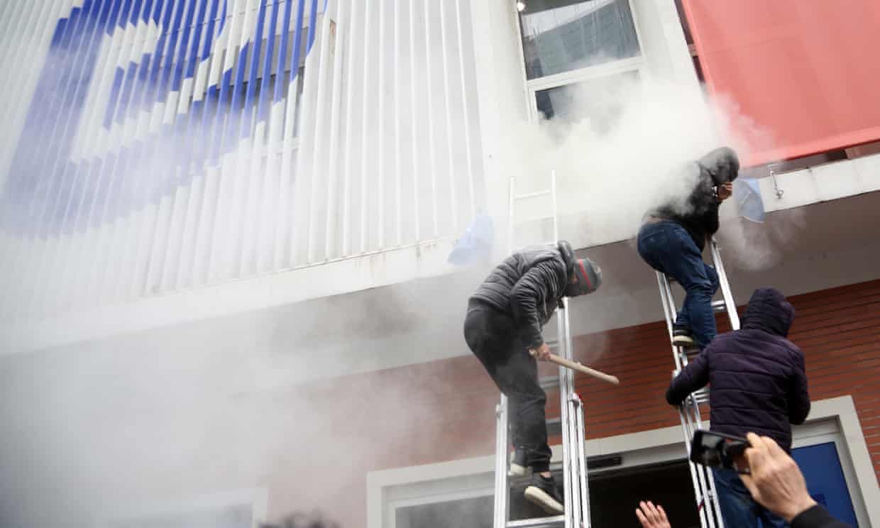 В Албанії штурмували офіс головної опозиційної партії: поліція розігнала людей - 24 Канал