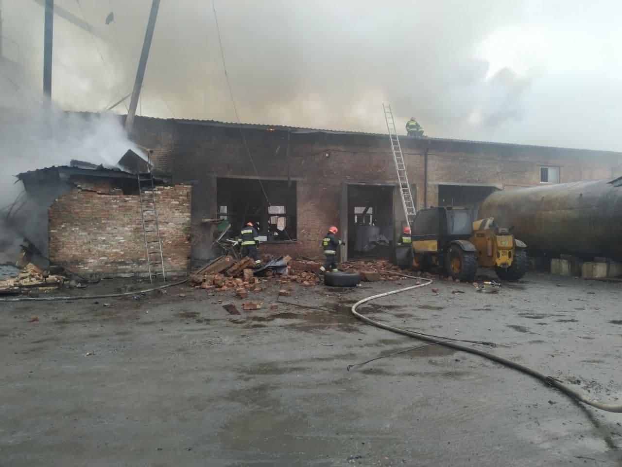 На мебельный фабрике в Черниговской области взорвался котел: пожарные тушат пожар