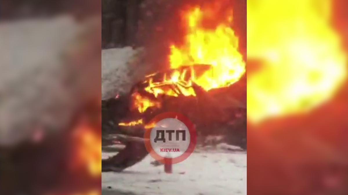 У Києві після зіткнення спалахнуло авто з водієм: моторошні відео та фото - Київ