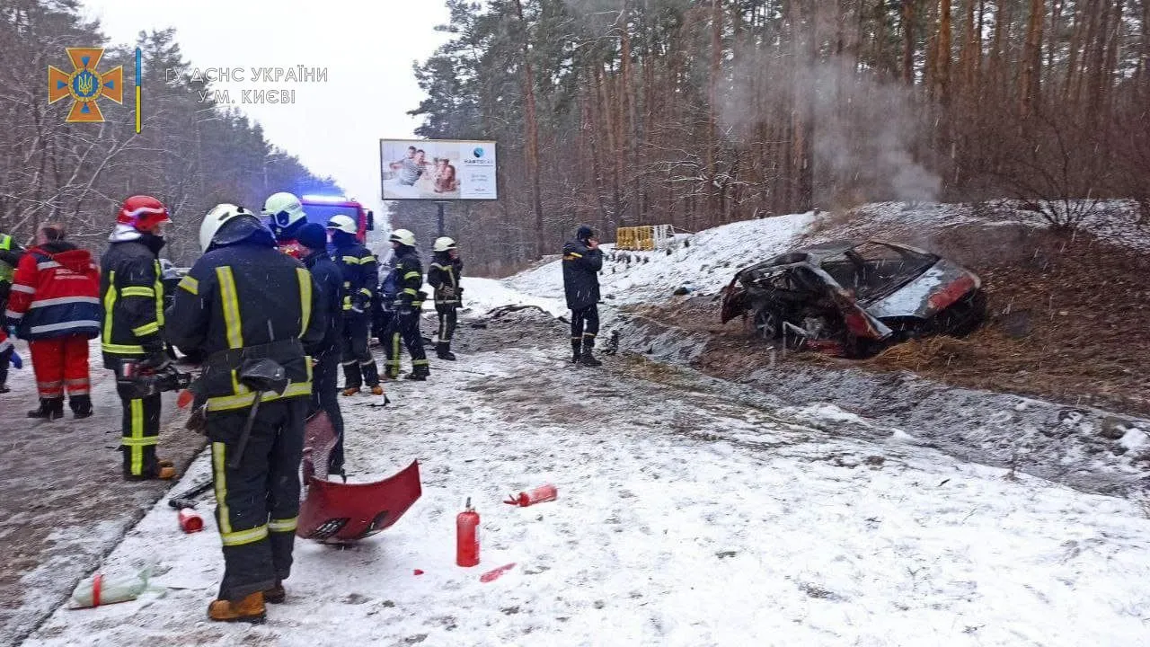 У Києві після ДТП загорілося авто з водієм