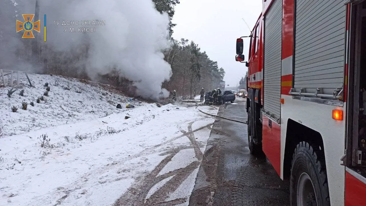 У Києві після ДТП загорілося авто з водієм