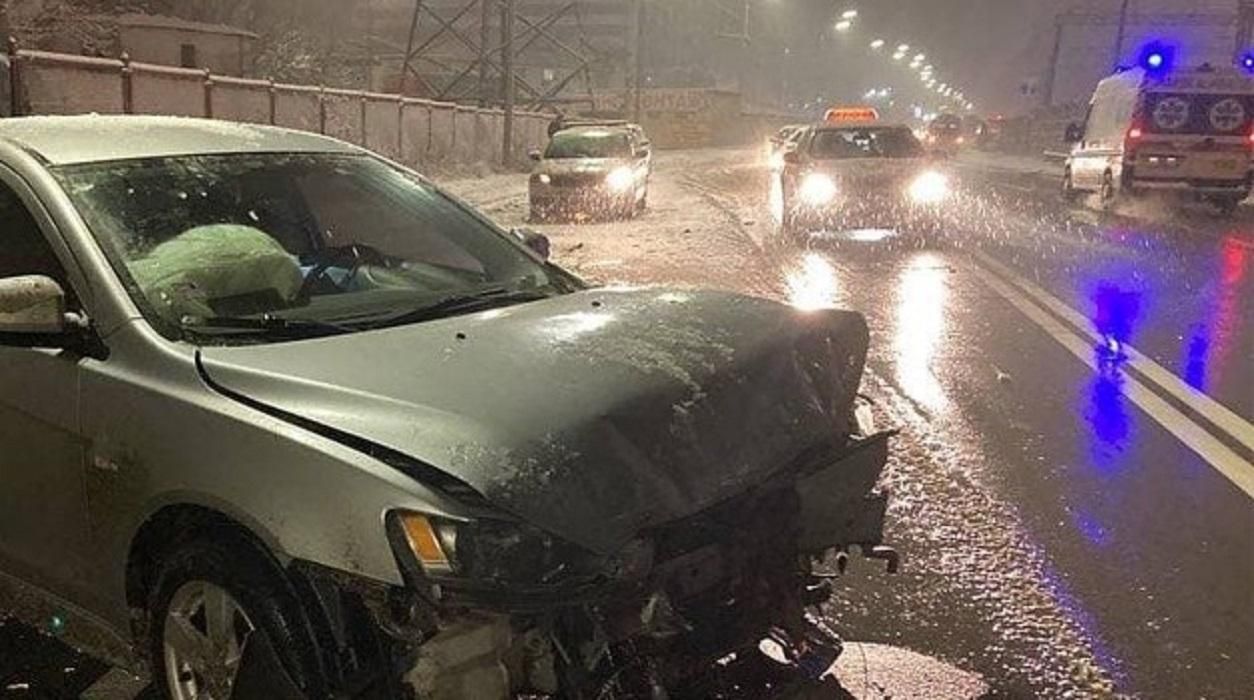 У Києві на слизькій дорозі сталася лобова ДТП з авто та мікроавтобусом - Новини Києва сьогодні - Київ У Києві на слизькій дорозі сталася лобова ДТП з авто та мікроавтобусом - Новини Києва сьогодні - Київ