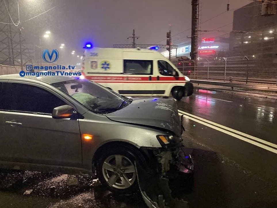 ДТП на вулиці Грінченка, у Києві лоб у лоб зіштовхнулися Mitsubishi та Mercedes