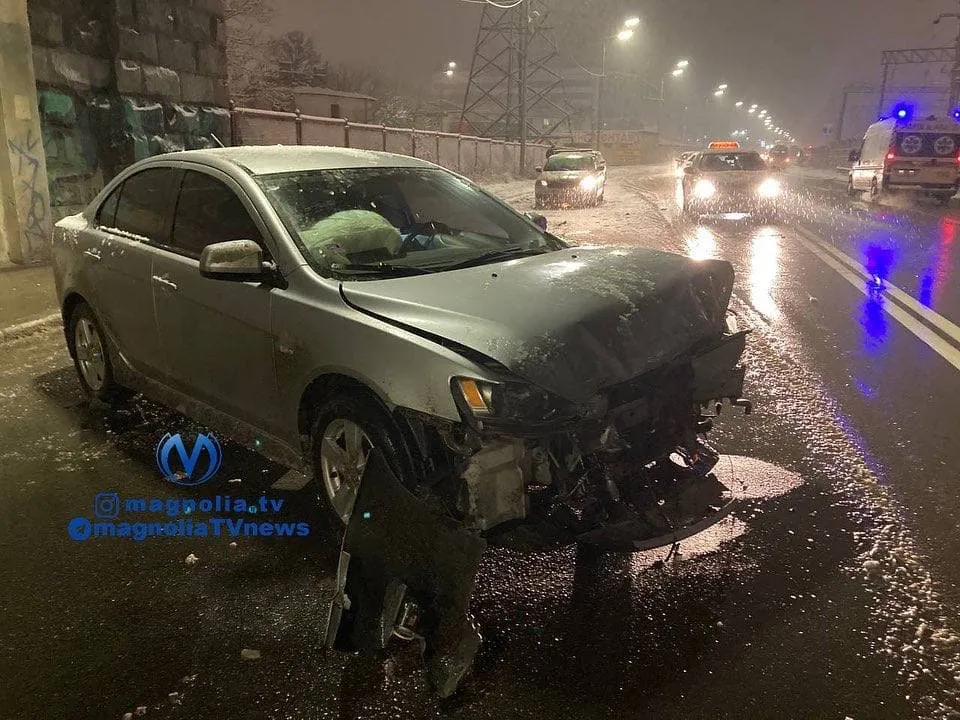 ДТП на вулиці Грінченка, у Києві лоб у лоб зіштовхнулися Mitsubishi та Mercedes