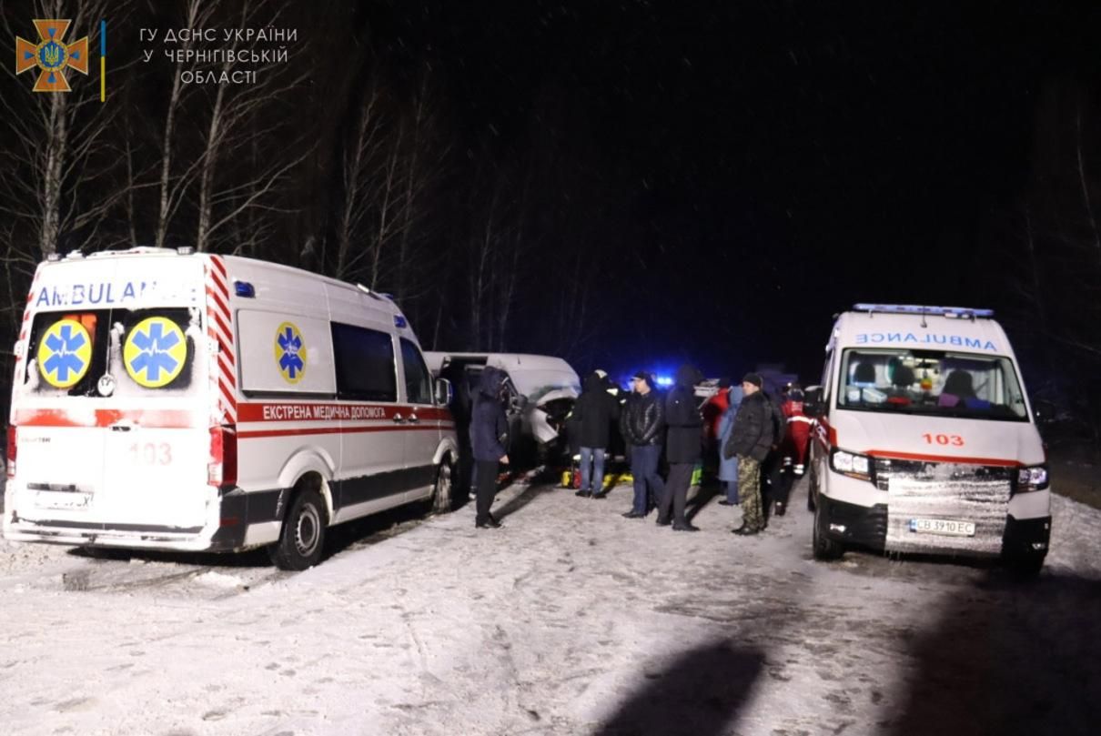 На Черниговщине микроавтобус попал в ДТП: более десятка пострадавших
