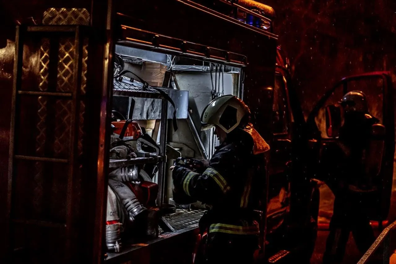Пожежа у Києві, згоріла кімната квартири на Братиславській, загинув чоловік