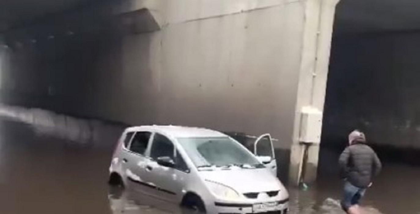 Венеция на минималках: на Выдубичах под мостом образовалось целое озеро – потрясающие кадры Венеция на минималках: на Выдубичах под мостом образовалось целое озеро – потрясающие кадры