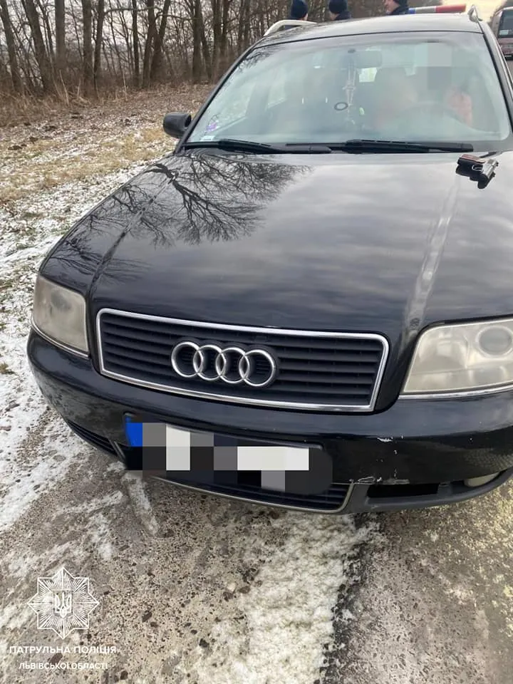 На трасі Київ – Чоп закарпатець погрожував людям пістолетом через обгін: фото з місця події На трасі Київ – Чоп закарпатець погрожував людям пістолетом через обгін: фото з місця події