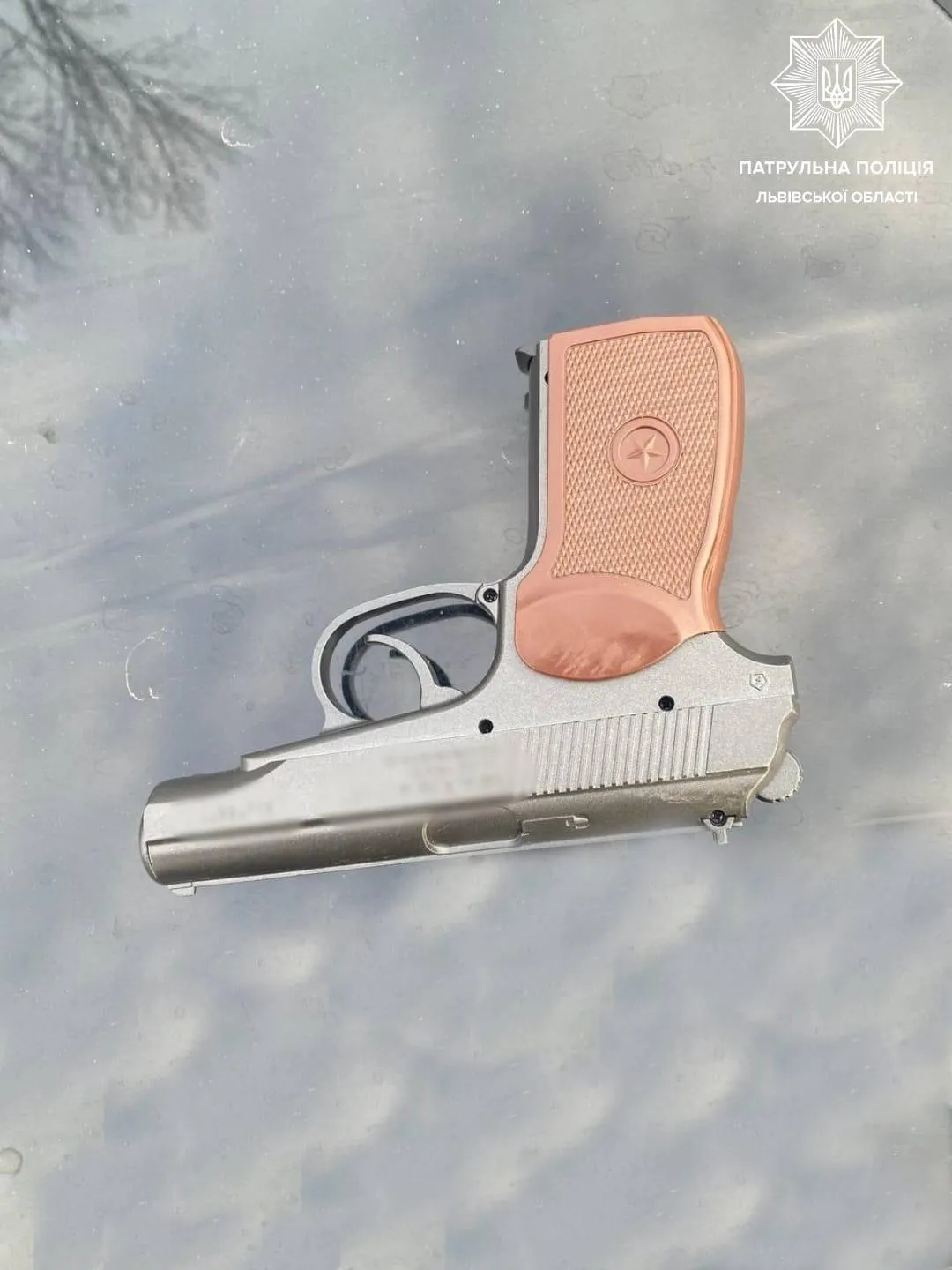 На трасі Київ – Чоп закарпатець погрожував людям пістолетом через обгін: фото з місця події На трасі Київ – Чоп закарпатець погрожував людям пістолетом через обгін: фото з місця події