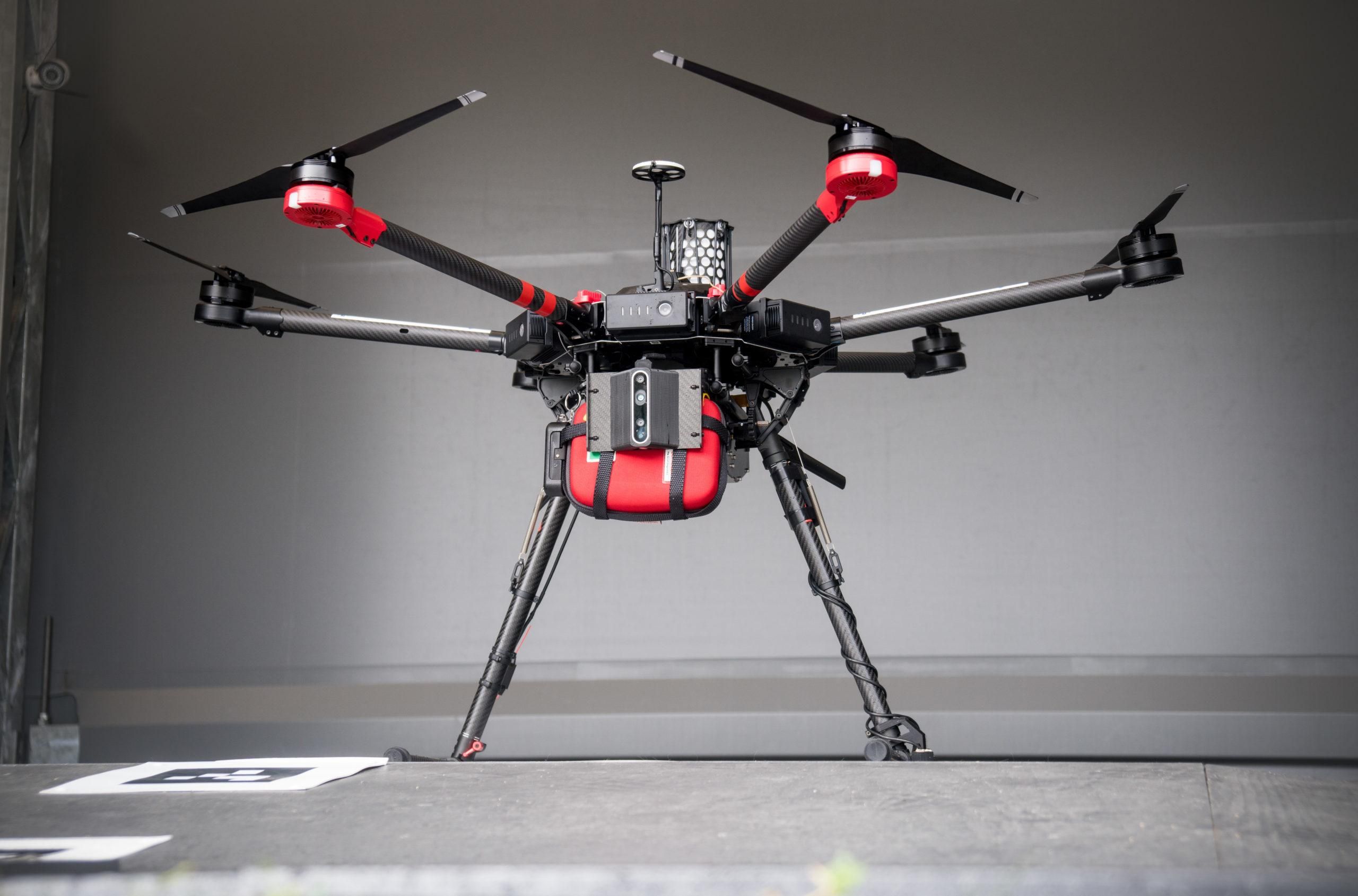Літаюча допомога: дрон із дефібрилятором допоміг врятувати життя шведу - Новини технологій - Техно