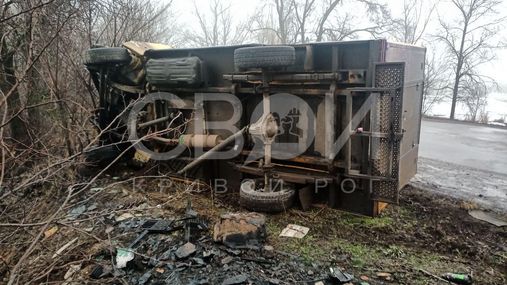 Возле Кривого Рога грузовик снес остановку и перевернулся.