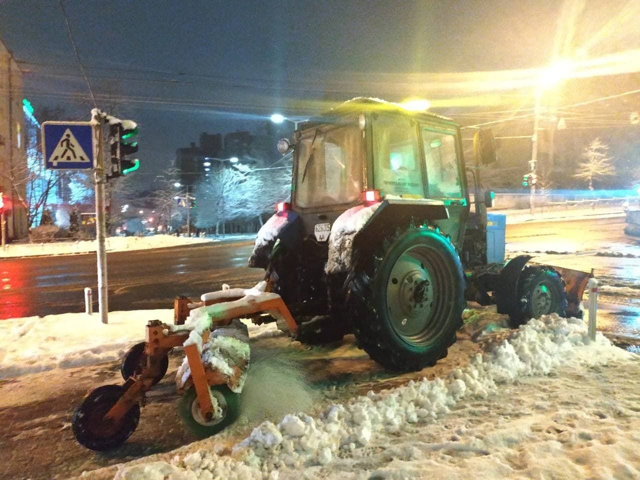 Тысячи коммунальщиков и сотни единиц спецтехники: в КГГА показали, как Киев чистят после снега Тысячи коммунальщиков и сотни единиц спецтехники: в КГГА показали, как Киев чистят после снега