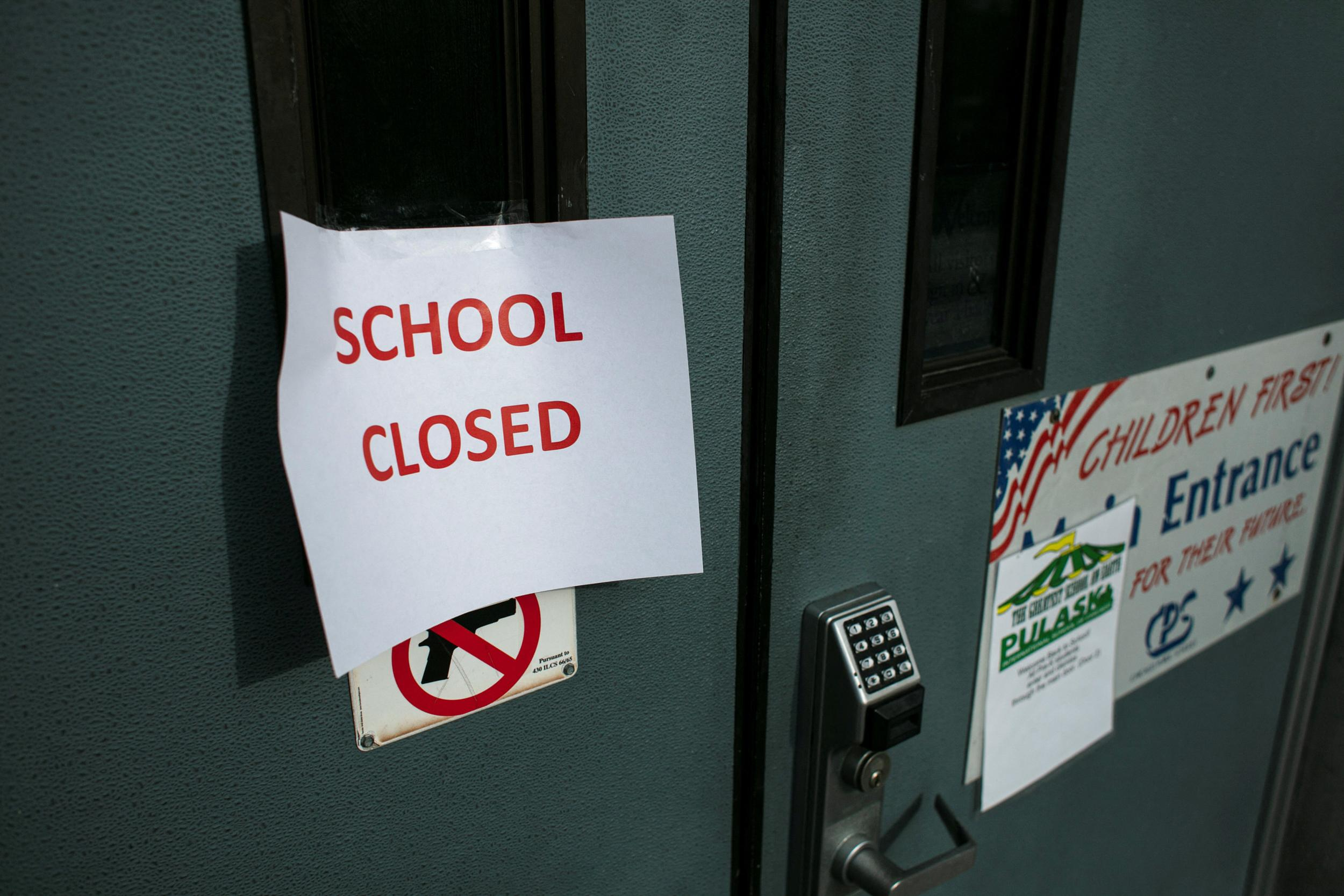 Учителя хотели дистанционку, но власти отменили уроки: в Чикаго закрыли школы из-за споров