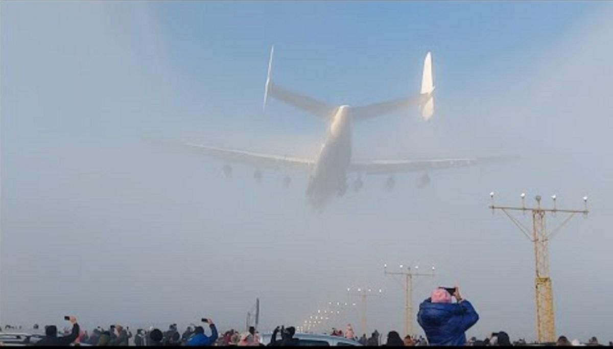 Украинская "Мрия" поразила поляков эффектным приземлением в Польше: эпическое видео Украинская "Мрия" поразила поляков эффектным приземлением в Польше: эпическое видео