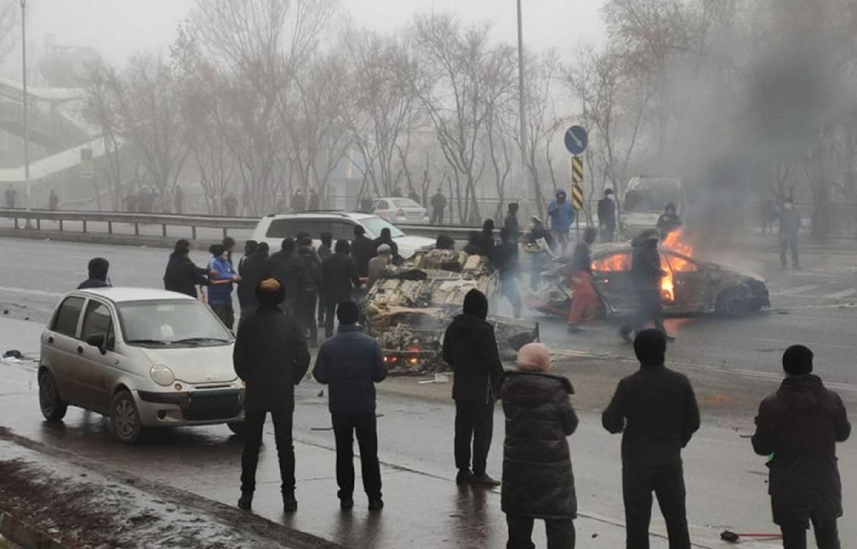 На ТВ и радио в Алматы регулярно крутят аналогичное сообщение о "террористах" На ТВ и радио в Алматы регулярно крутят аналогичное сообщение о "террористах"