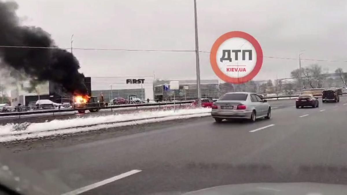На Столичному шосе у Києві на ходу загорівся трактор - Київ