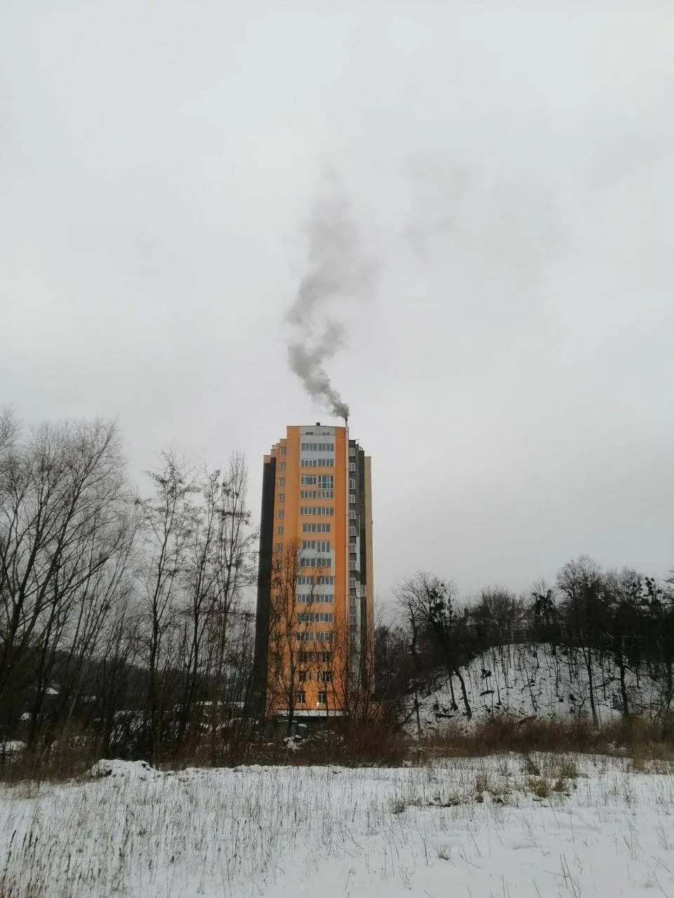 ЖК Кузьмінський-2 почали опалювати дровами, новобудова Войцеховського без комунікацій