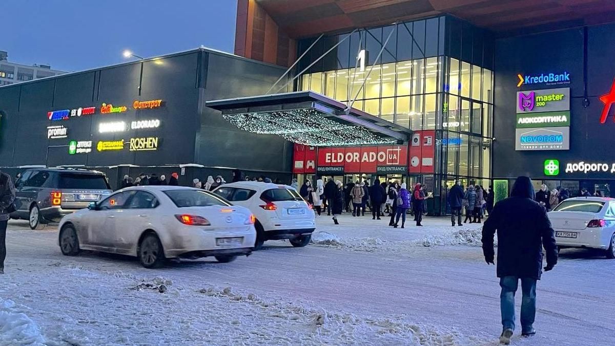 В Киеве заминировали ТРЦ на Виноградаре В Киеве заминировали ТРЦ на Виноградаре