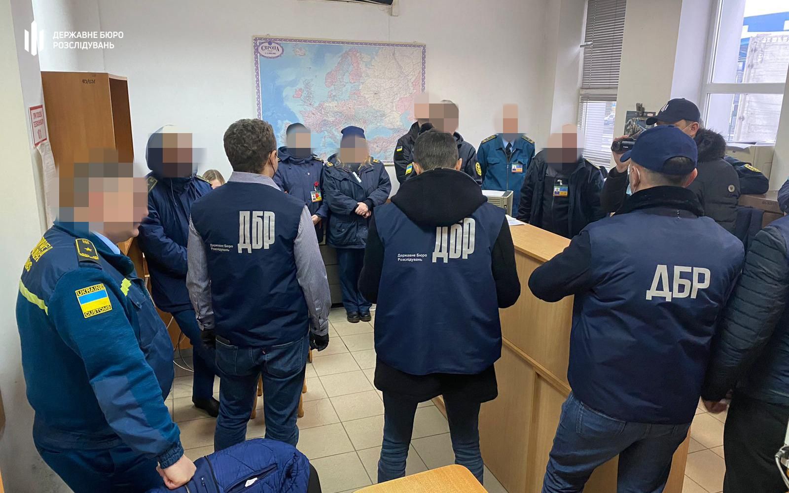 На Львовщине ГБР разоблачило таможенника, который помогал контрабандистам На Львовщине ГБР разоблачило таможенника, который помогал контрабандистам