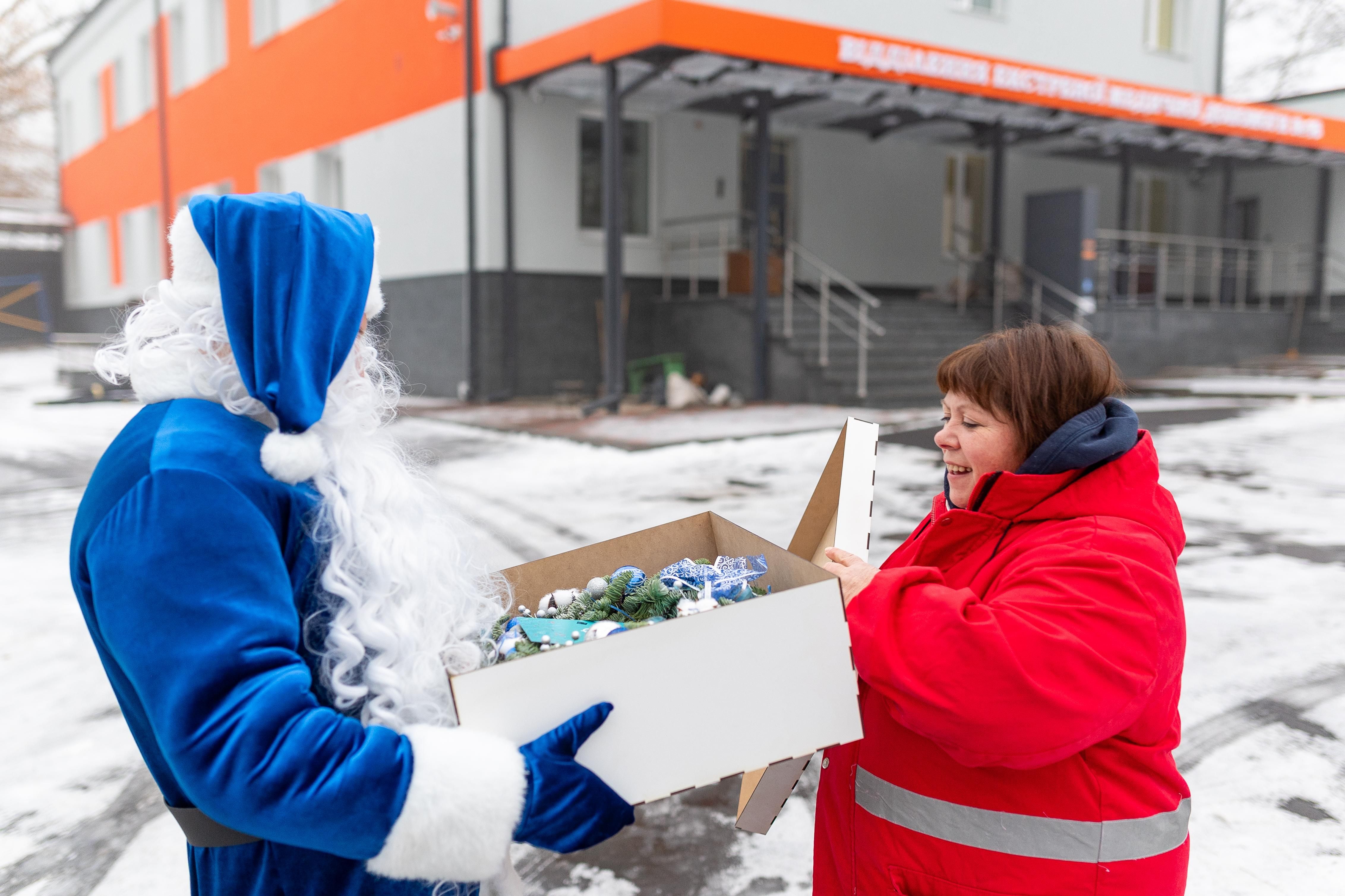 Праздничное настроение для медиков: 31 декабря к работникам скорой пришел Санта - Украина новости - 24 Канал